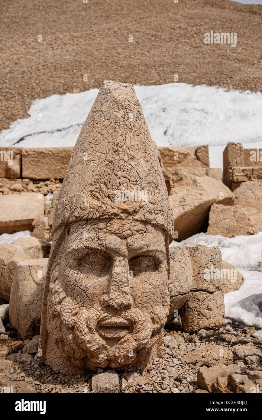 Skulpturen der Köpfe armenischer, griechischer und persischer Götter auf dem Berg Nemrut im Südosten der Türkei, die von König Antiochus I., Herkules, Tyche in Auftrag gegeben wurden Stockfoto