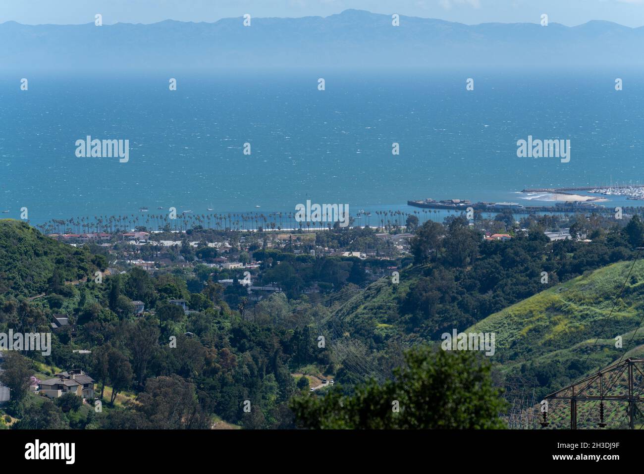 Blick auf Santa Barbara, Kalifornien, USA, von den Hügeln mit Blick auf den Pier und das Meer Stockfoto