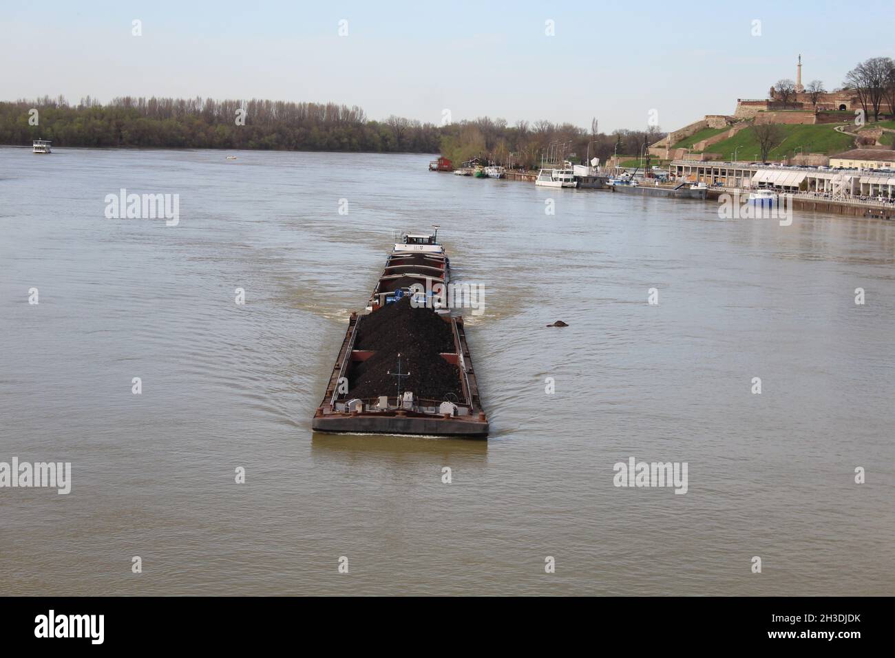 Der große Boath mit der Kohle auf dem Fluss Sava Stockfoto