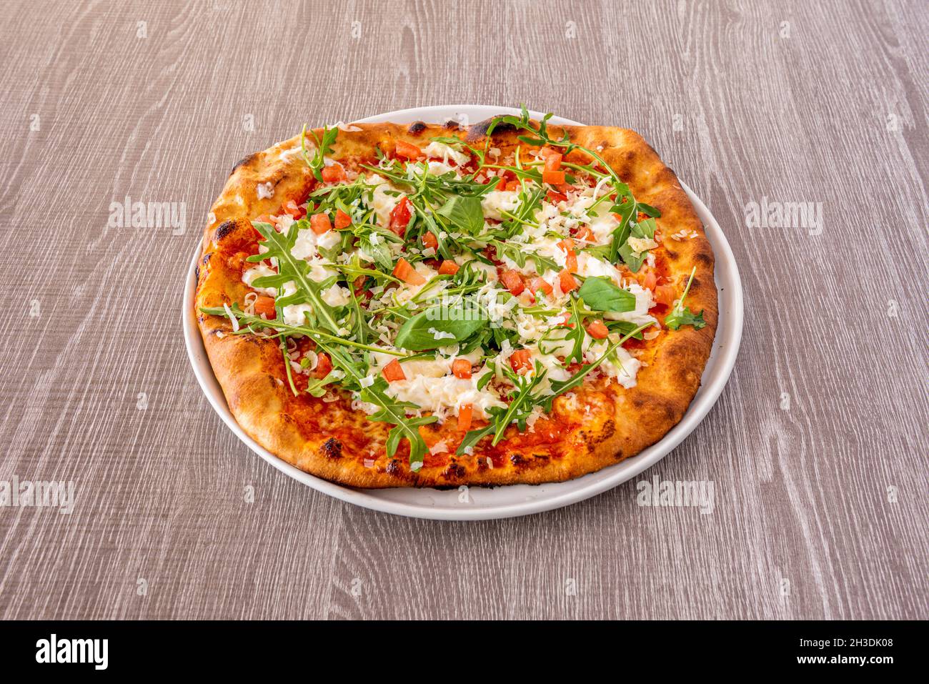 Italienische Pizza mit Rucola und Basilikumblättern, Mozzarella-Käse ...