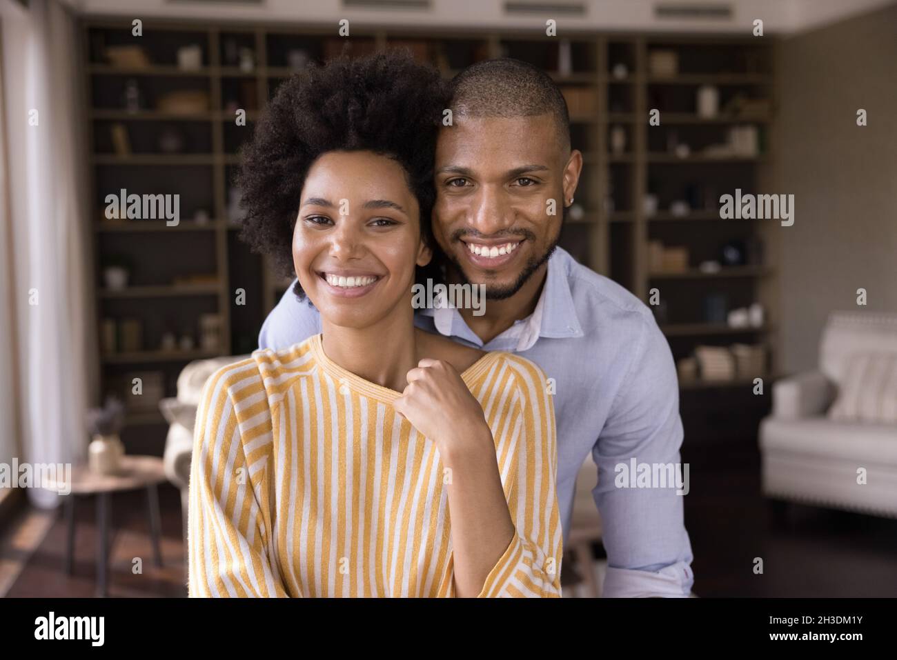 Porträt eines glücklichen, liebevollen jungen gemischtgeschlechtsverliebten Familienpaares. Stockfoto