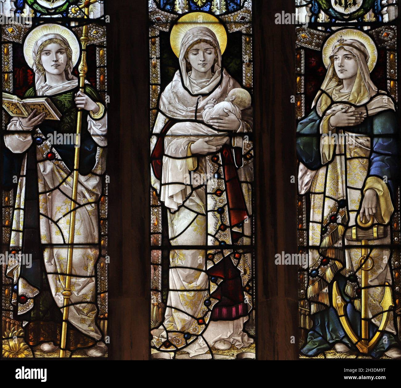 Buntglasfenster von Percy Bacon & Brothers mit Darstellung von Glaube, Hoffnung und Nächstenliebe, St Andrew's Church, Denton, Lincolnshire Stockfoto
