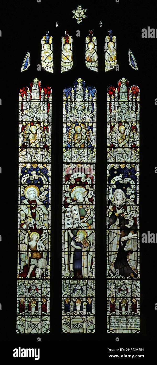 Ein Buntglasfenster von C E Kempe & Co. Saints Anne, Elizabeth und Anna the Prophetess, St Andrew's Church, Denton, Lincolnshire Stockfoto