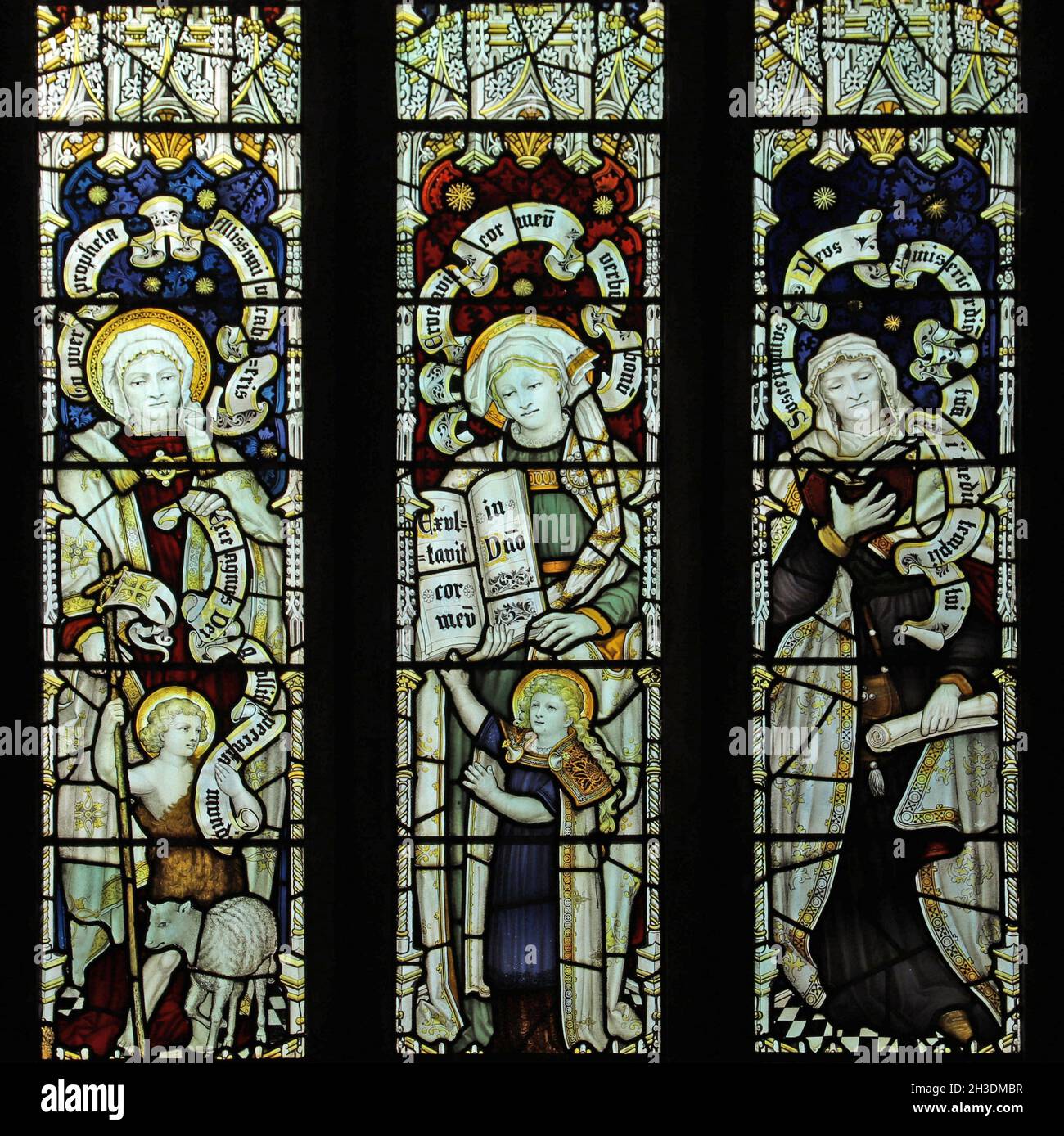 Ein Buntglasfenster von C E Kempe & Co. Saints Anne, Elizabeth und Anna the Prophetess, St Andrew's Church, Denton, Lincolnshire Stockfoto