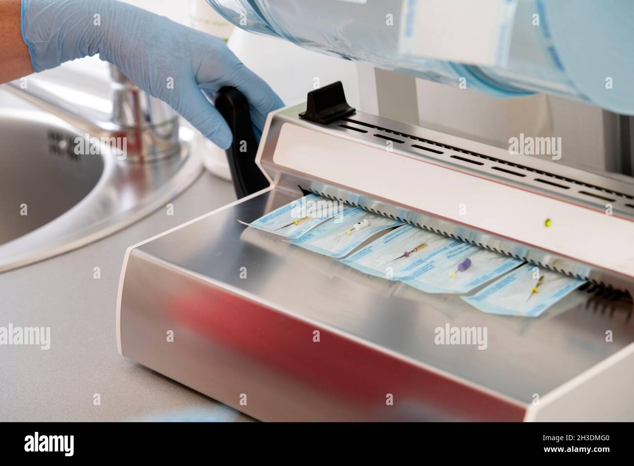 Verpackung und Vorbereitung für die Sterilisation von Dentalwerkzeugen  Stockfotografie - Alamy