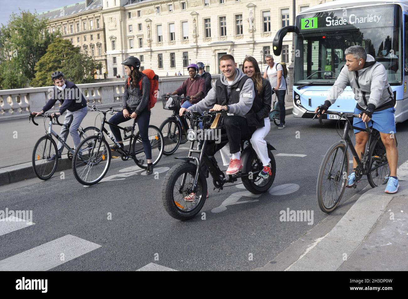 FRANKREICH. PARIS (75) 6. BEZIRK. AUF EINEM RADWEG JUNGE MENSCHEN AUF EINEM ELEKTROFAHRRAD. IMMER MEHR PARISER BEWEGEN SICH AUF ZWEI RÄDERN Stockfoto