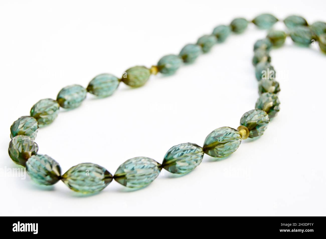 Grüne Perlen sequenziert, kurzer Rosenkranz, tesbih tesbih, ein wichtiges Zubehör für die türkische Kultur, isoliert auf weißem Hintergrund Stockfoto