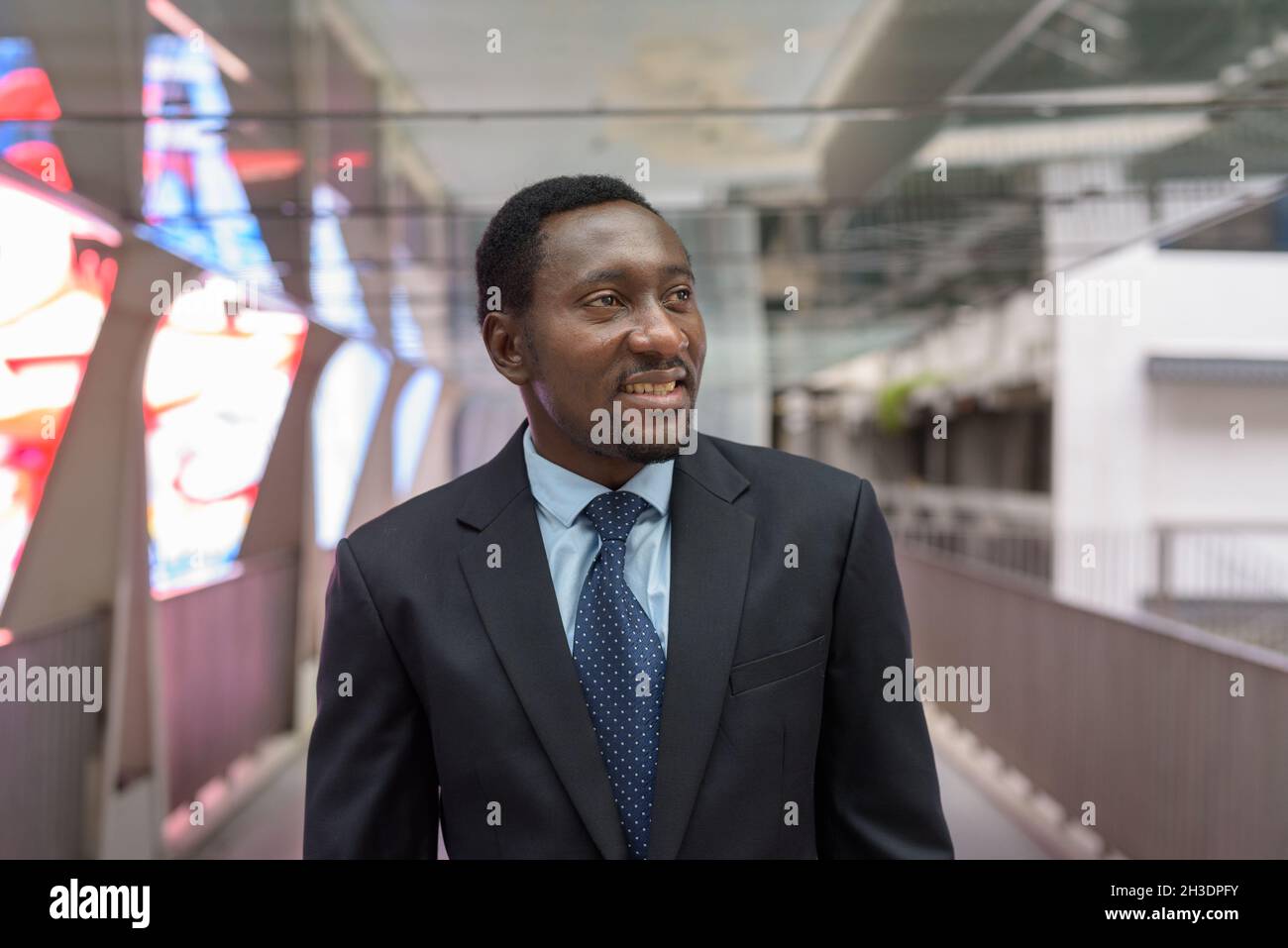 Porträt eines schönen afrikanischen Geschäftsmannes im Freien in der Stadt Stockfoto