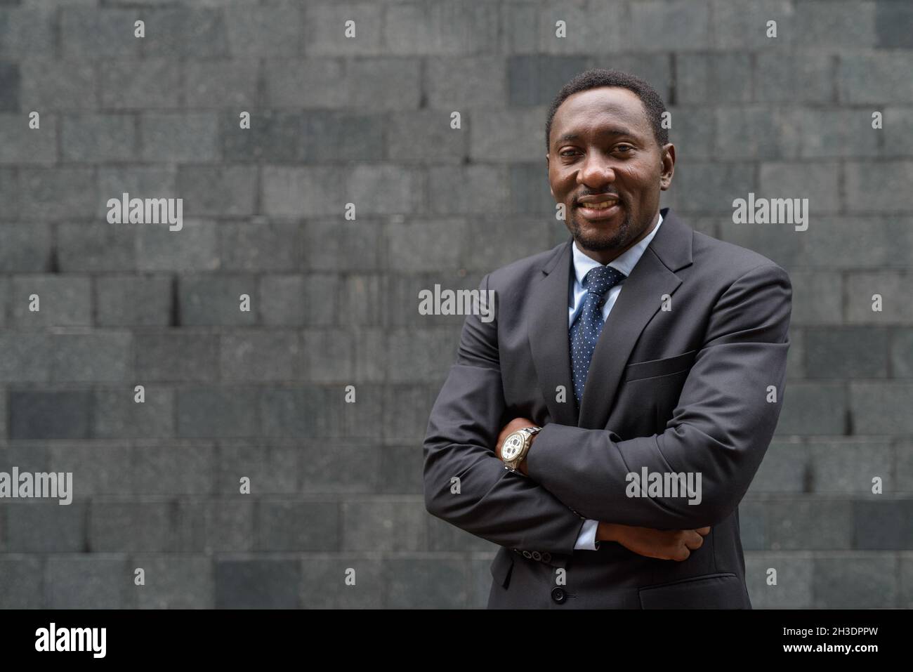 Porträt eines schönen afrikanischen Geschäftsmannes im Freien in der Stadt Stockfoto