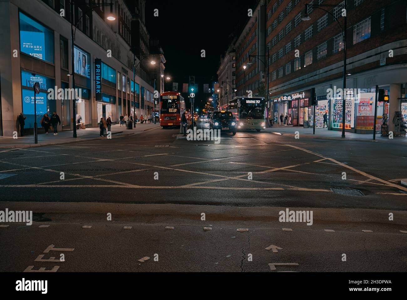 Der Bus der Linie 74 auf der Oxford Street, London, Großbritannien, bei Nacht. Stockfoto