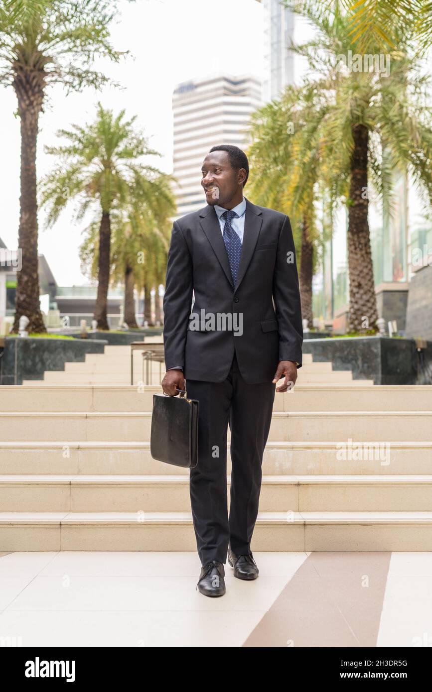 Porträt eines schönen afrikanischen Geschäftsmannes im Freien in der Stadt Stockfoto