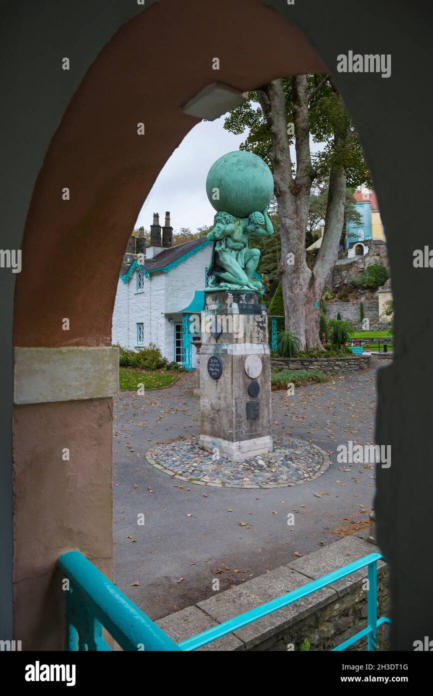 Portmeirion Village, Gwynedd, Nordwales Statue des Herkules - touristisches Dorf, entworfen und gebaut von Sir Clough Williams-Ellis zwischen 1925-1975 Stockfoto