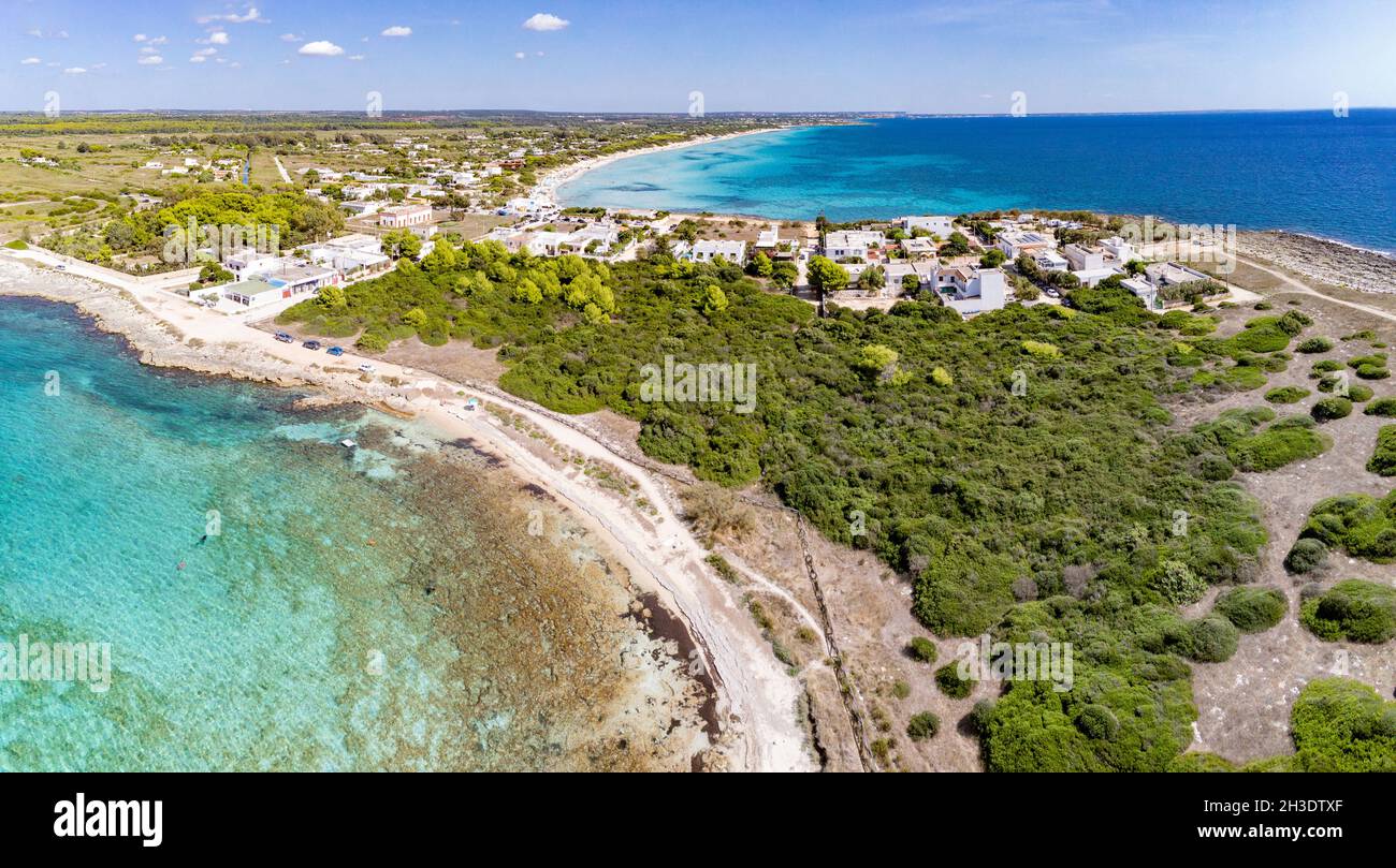 Schöner Blick auf eine Küste in Punta Prosciutto, Porto Cesareo, Italien Stockfoto