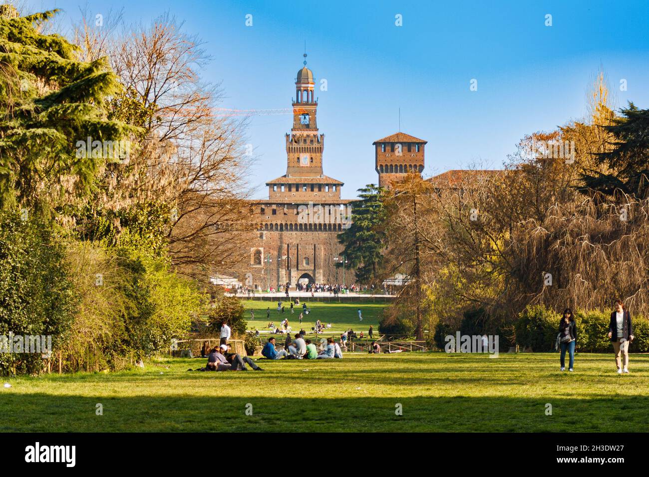 Mailand, Italien; 23. März 2011: Blick auf den Parco Sempione und das Castello Sforzesco. Stockfoto