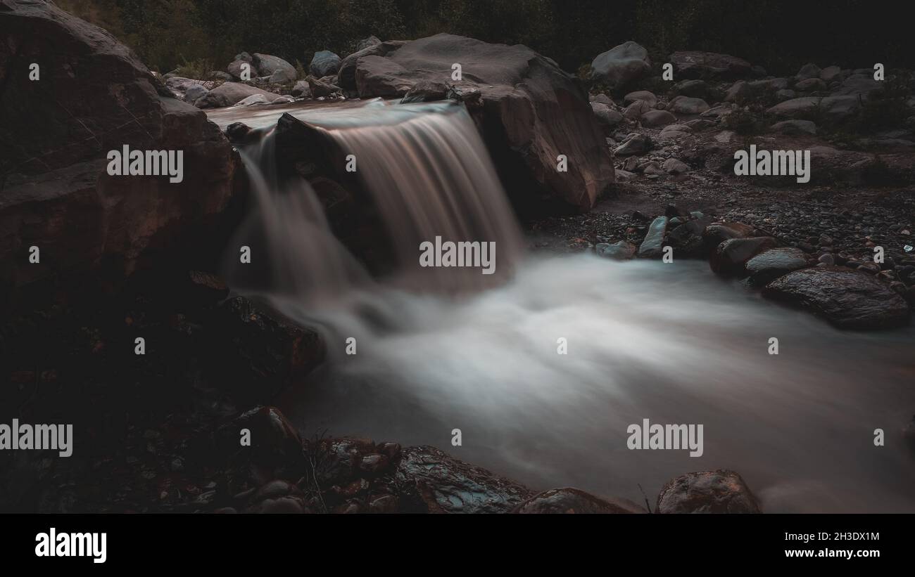 Langzeitaufnahme eines Stromes, der durch einen Wald läuft Stockfoto