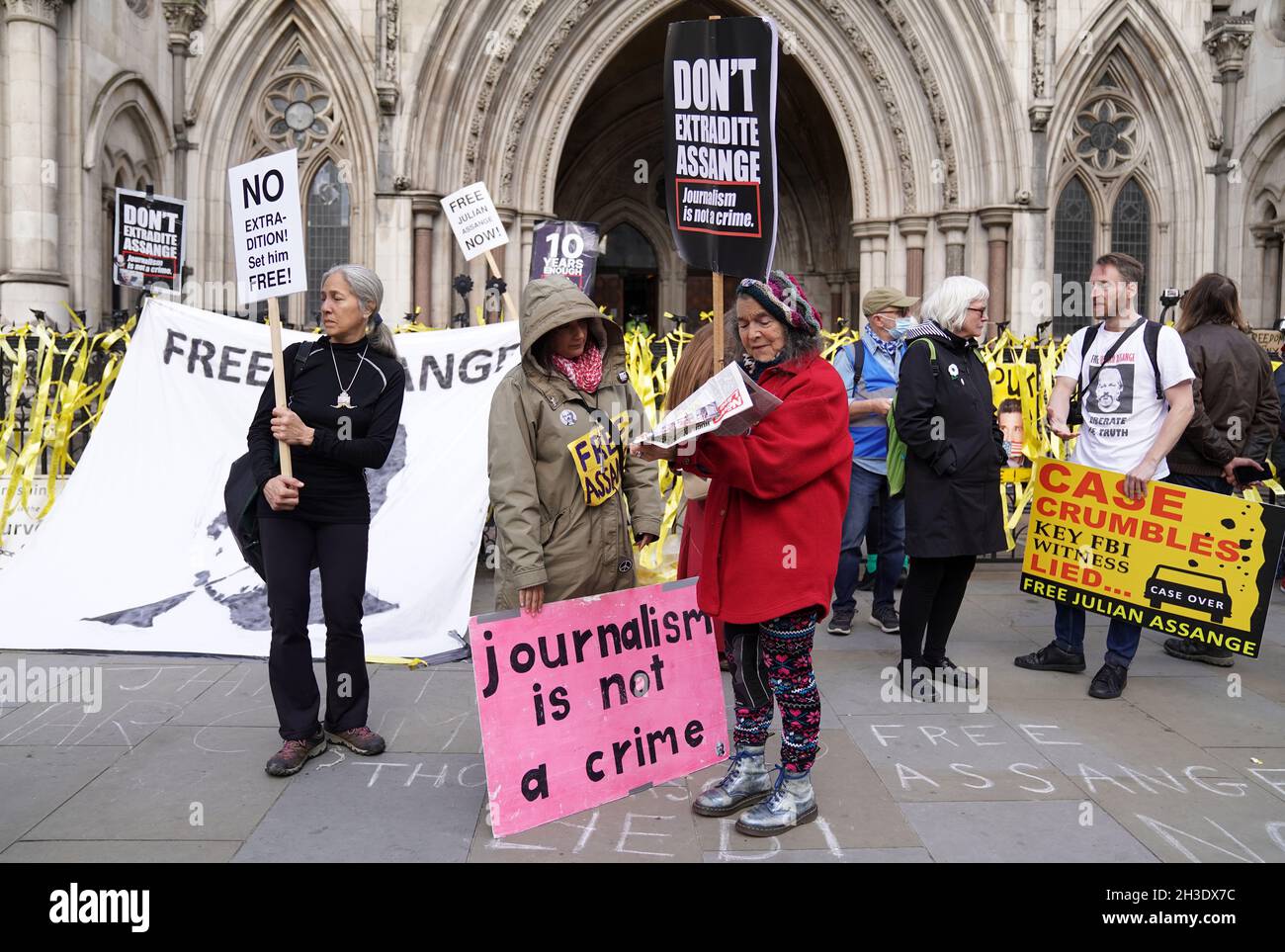 Demonstranten vor dem High Court in London vor einer Anhörung in der rechtlichen Anfechtung der US-Regierung wegen der Entscheidung eines Richters, Wikileaks-Gründer Julian Assange nicht auszuliefern. Bilddatum: Donnerstag, 28. Oktober 2021. Stockfoto