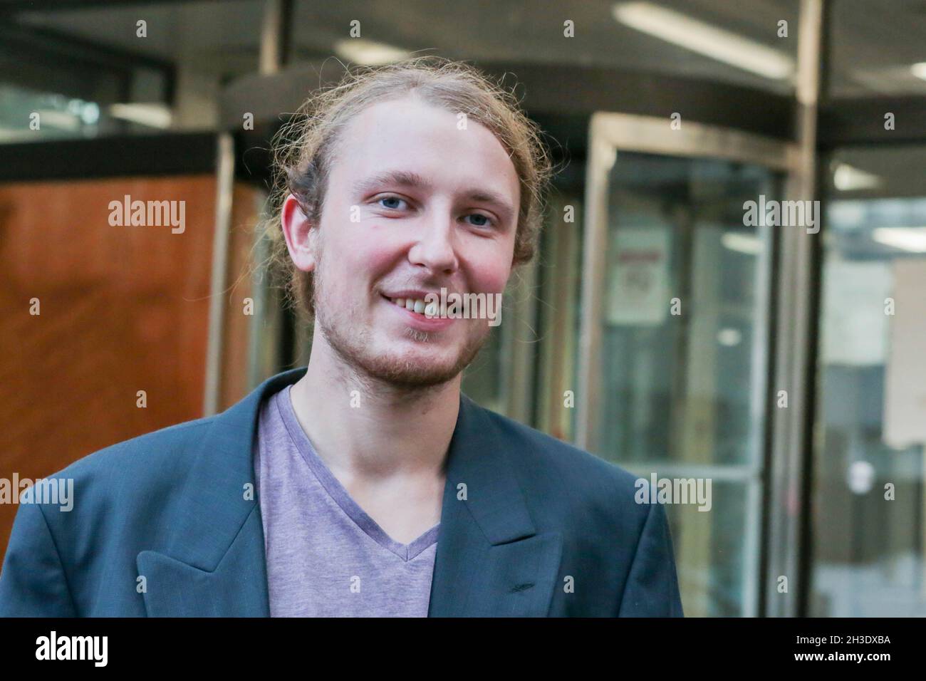 London, England, Großbritannien. Oktober 2021. Highbury Corner Magistrates Court, London, Großbritannien, 27. Oktober 2021. Zweiter Tag vor Gericht für Baumschützer Stefan Wright (28). Trotz des Urteils des Obersten Gerichtshofs vom vergangenen März und des Fallens aller Anklagen im Zusammenhang mit der Besetzung der Tunnel unter dem Euston-Platz Anfang dieses Monats änderte das HS2-Rechtsteam am 22. Oktober die Anschuldigungen eines erschwerten Übertretens und wurde vor Gericht gerufen. Er besetzte ein Baumhaus mit Maria Gallastegui (62). In ihrer Selbstverteidigung zeigte die renommierte Pazifistin das Fehlverhalten und die Inkompetenz der Gerichtsvollzieher. Sie Stockfoto