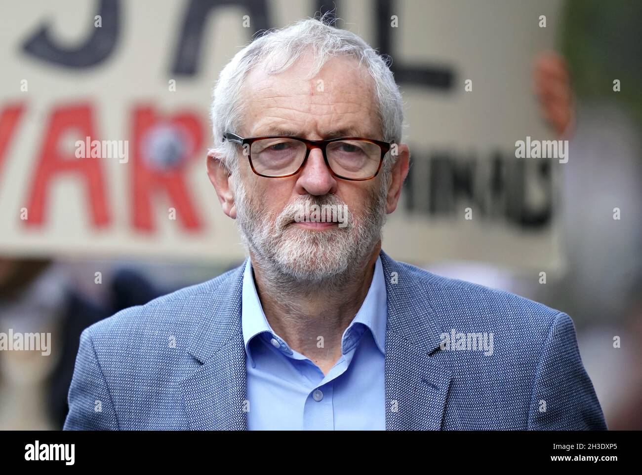 Jeremy Corbyn vor dem High Court in London vor einer Anhörung in der rechtlichen Anfechtung der US-Regierung wegen der Entscheidung eines Richters, Wikileaks-Gründer Julian Assange nicht auszuliefern. Bilddatum: Donnerstag, 28. Oktober 2021. Stockfoto