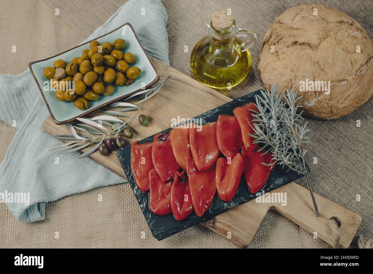 Tablett mit holzgerösteten Paprika mit Oliven, typisch spanischen Tapas. Stockfoto