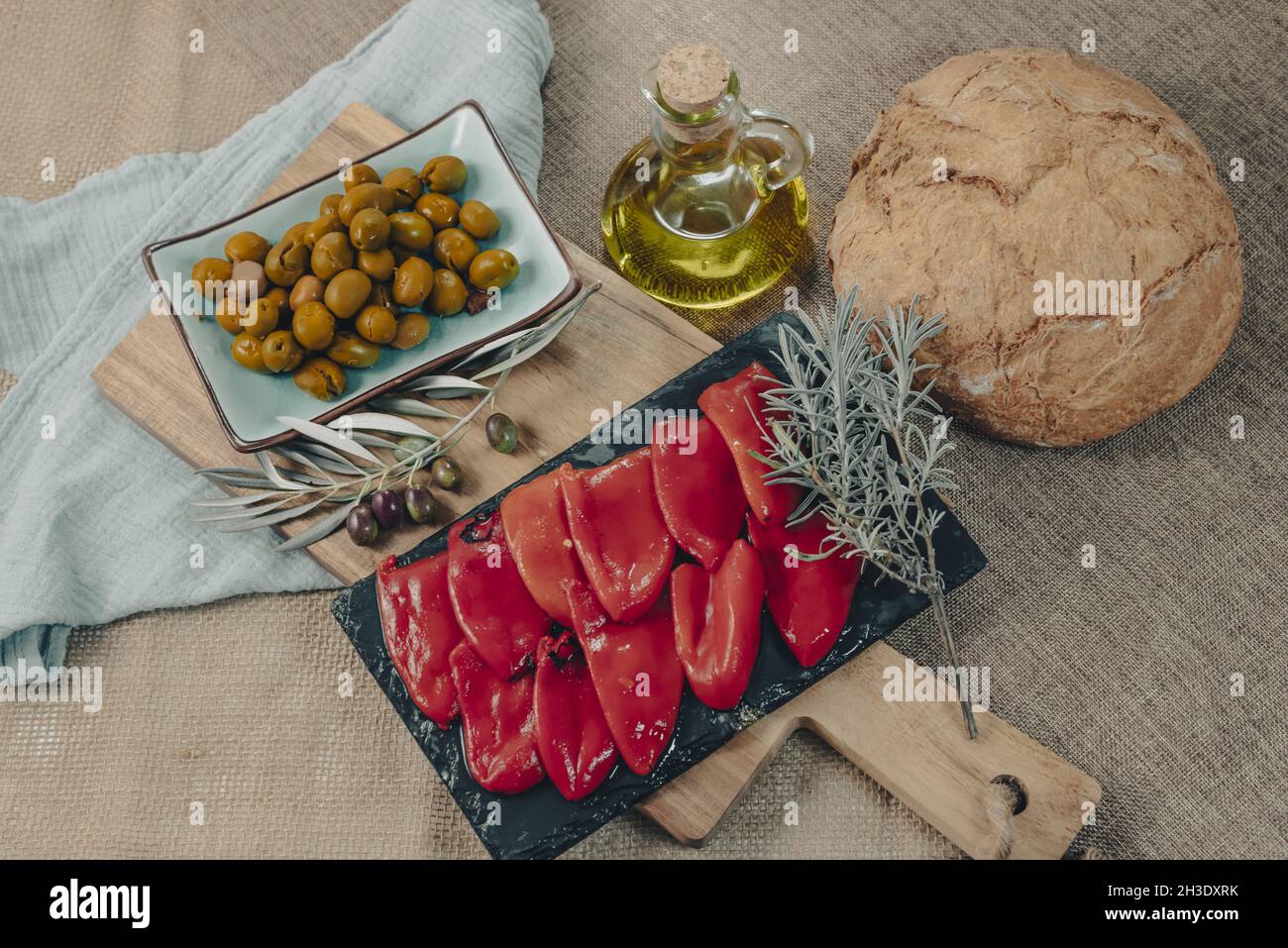 Tablett mit holzgerösteten Paprika mit Oliven, typisch spanischen Tapas. Stockfoto