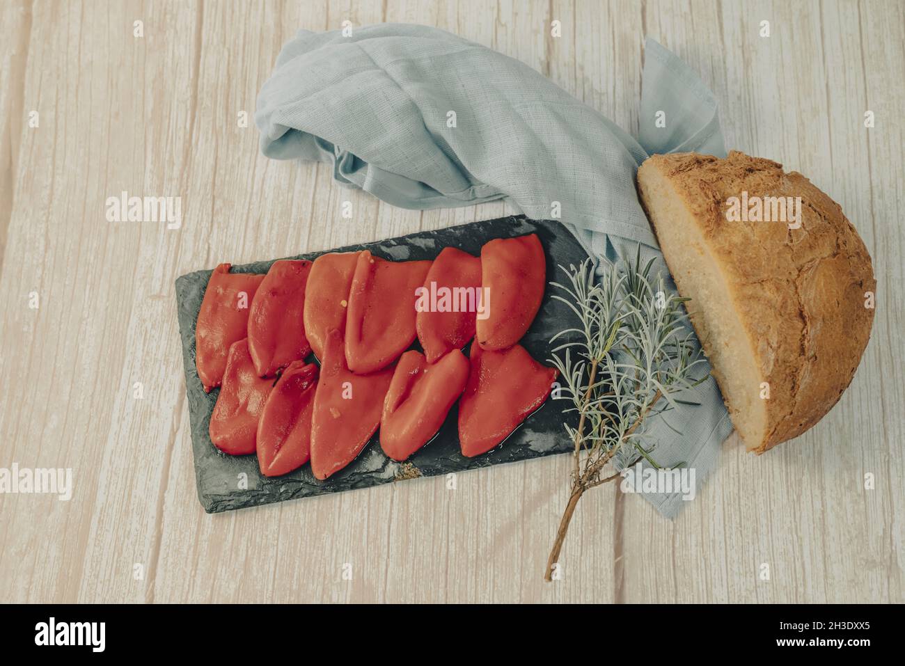 Tablett mit holzgerösteten Paprika mit Oliven, typisch spanischen Tapas. Stockfoto