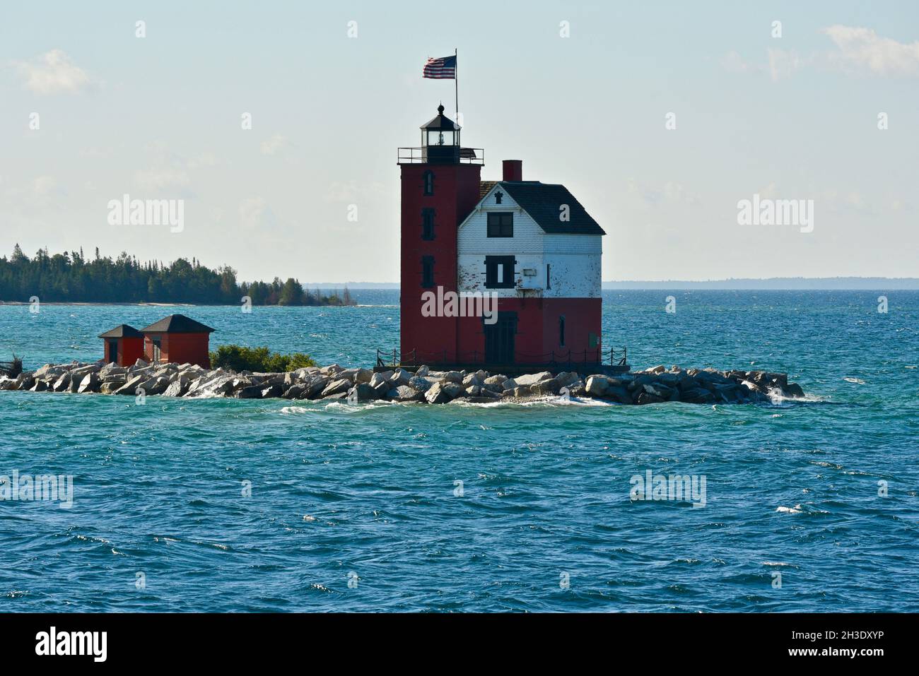 Round Island Lighthouse gegenüber der Meerenge von Mackinac Island, warnt Schiffe und Frachter vor felsiger Küste, Mackinac Island, Michigan, USA Stockfoto