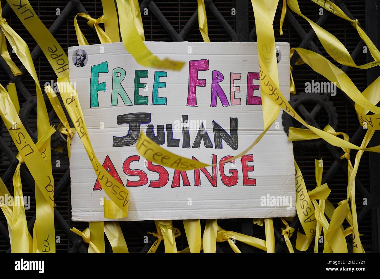 Ein Zeichen vor dem High Court in London vor einer Anhörung in der rechtlichen Anfechtung der US-Regierung wegen der Entscheidung eines Richters, Wikileaks-Gründer Julian Assange nicht auszuliefern. Bilddatum: Donnerstag, 28. Oktober 2021. Stockfoto