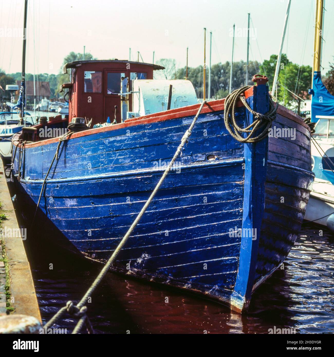 Verfaulter Lastkahn mit kräftigem Anstrich im Hafen von Varel, Deutschland, Niedersachsen, Friesland, Varel Stockfoto
