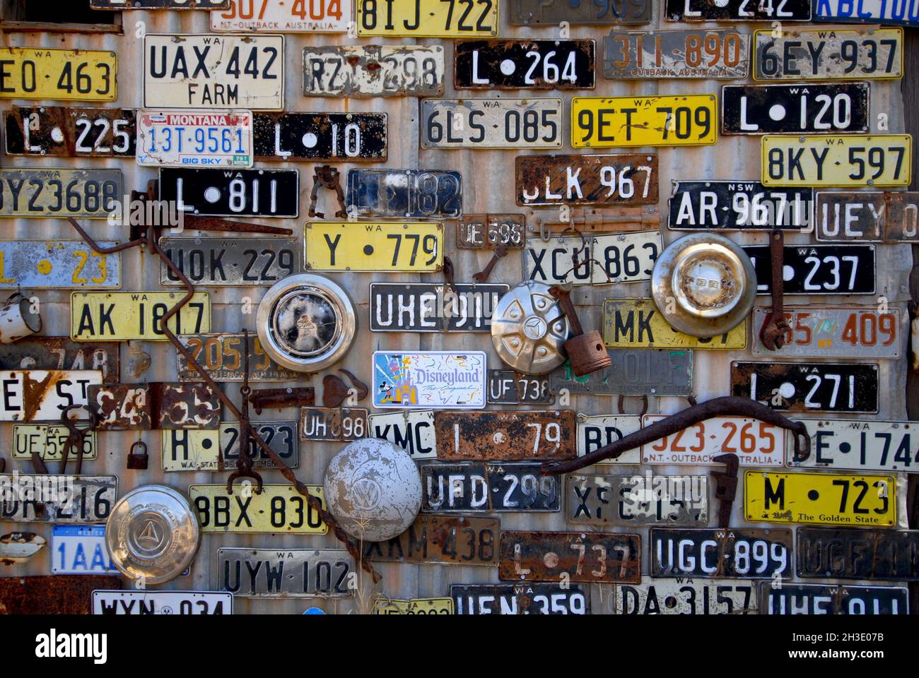 Registrierungsschilder an einer Mauer in der Geisterstadt Gwalia, Australien, Western Australia, Gwalia Stockfoto