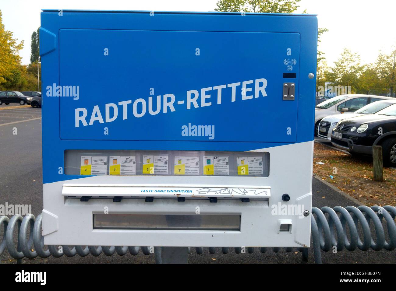 Fahrradschlauch-Automat mit Schriftzug 'RADTOUR-RETTER' Stockfoto