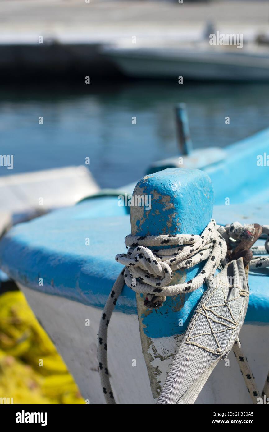 Detailansicht eines kleinen griechischen Fischerbootes Fokus auf den Vordergrund mit unscharfem Hintergrund für den Kopierraum abstrakte Komposition, die das griechische IS evozieren soll Stockfoto