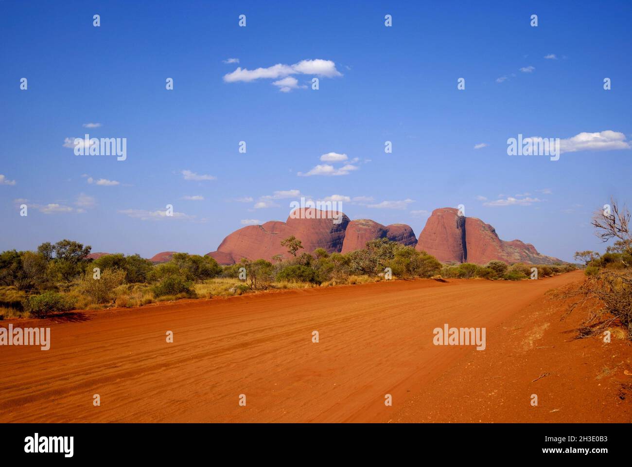 The Olgas with Great Central Road, Australien Stockfoto