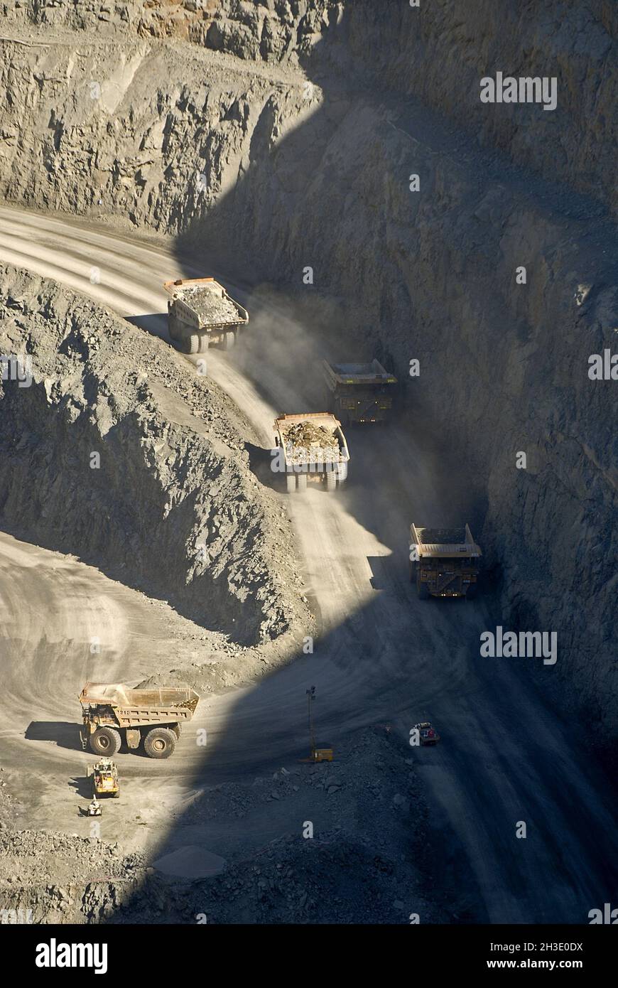 Beladene Muldenkipper in der offenen Grube Fimiston, Australien, Westaustralien, Kalgoorlie Stockfoto