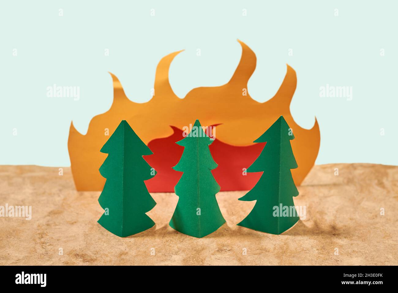 Waldlandschaft im Waldbrand. Konzeptkunst mit Papier. Stockfoto