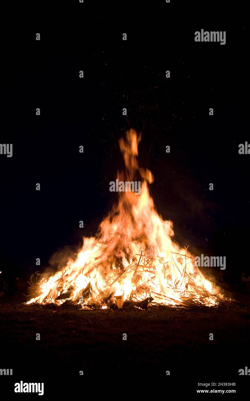 Lagerfeuer bei der Sonnenwende, Sommersonnenwende-Lagerfeuer als Höhepunkt des keltischen Festes, Österreich, Niederösterreich, Schwarzenbach Stockfoto