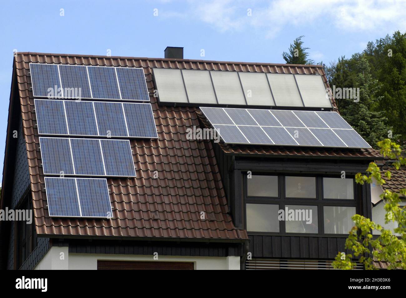 Solaranlage zur Erzeugung von Strom und Warmwasser, Deutschland Stockfoto