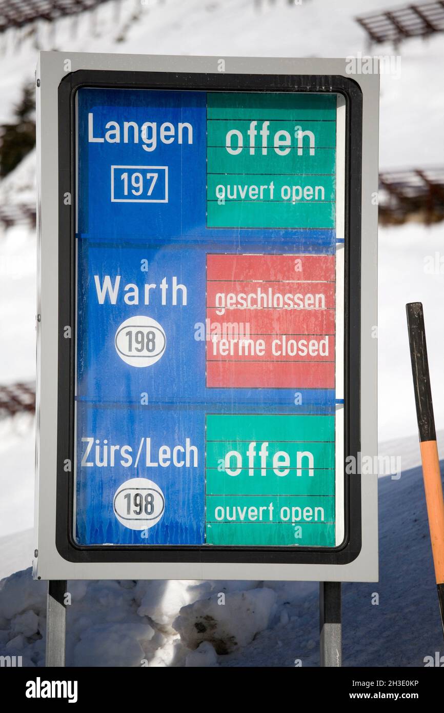schild, offene oder geschlossene Straßen im Skigebiet Langen, Warth, Zuers/ Lech, Österreich Stockfoto