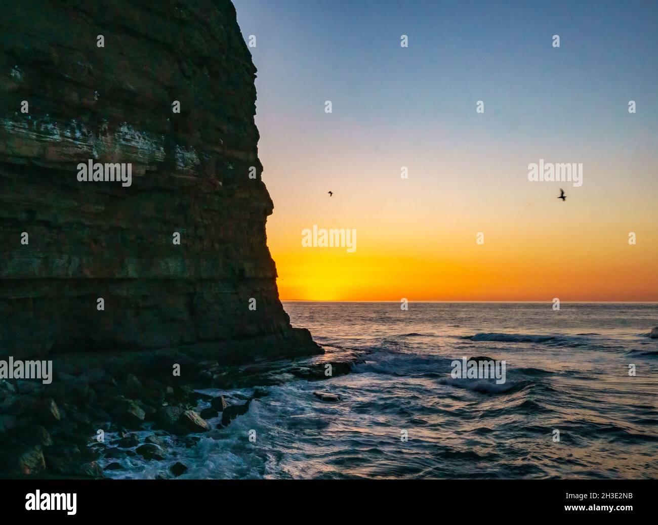 Sonnenuntergang mit Blick auf das Meer vom Seaside Resort Staithes in Eastern Yorkshire, Großbritannien Stockfoto