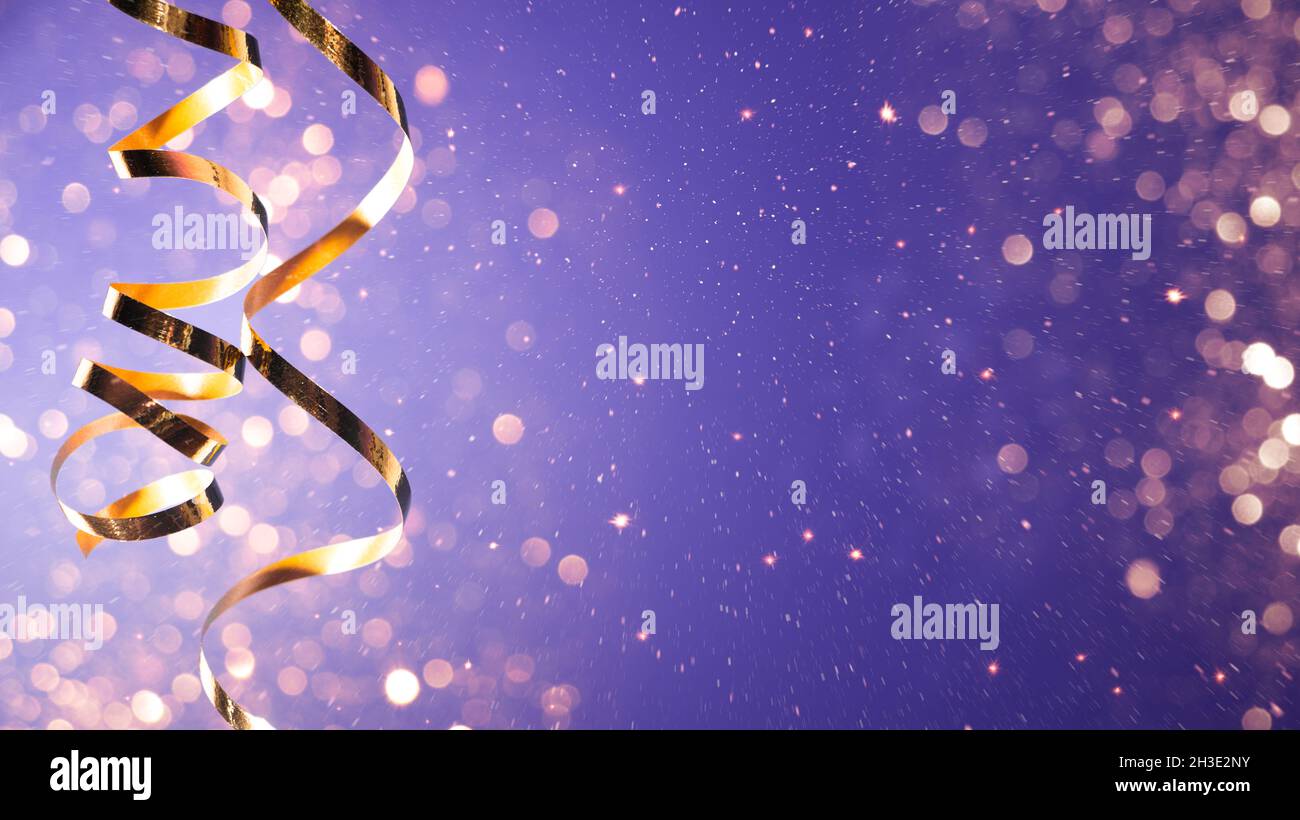 Feier Party Hintergrund mit einem goldenen Streamer, Glitzer, Funken und Lichter Bokeh Stockfoto