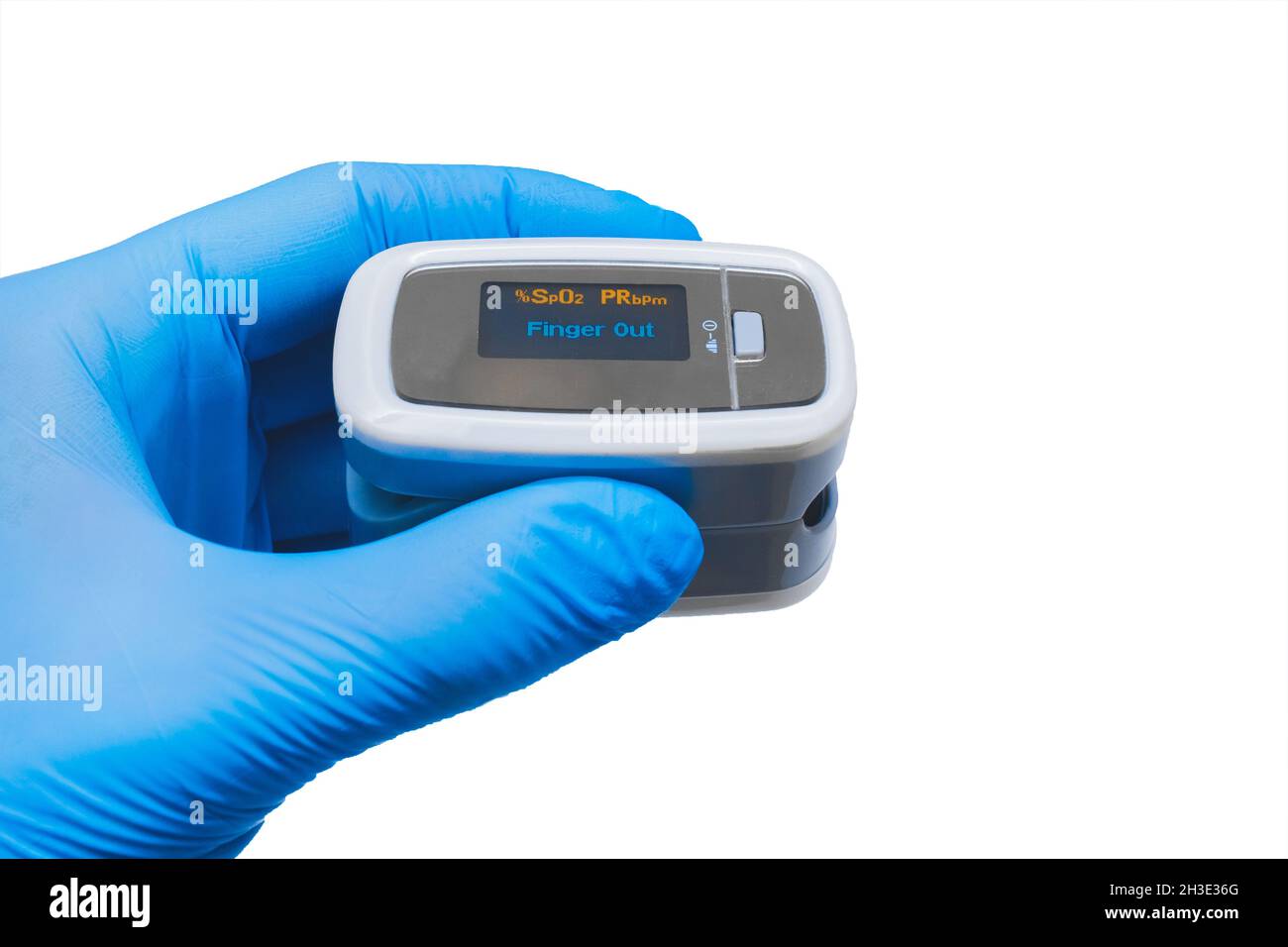 Arzt Hand in schützende medizinische Handschuhe halten moderne Fingerspitze Pulsoximeter auf einem weißen Hintergrund, isoliert. Stockfoto