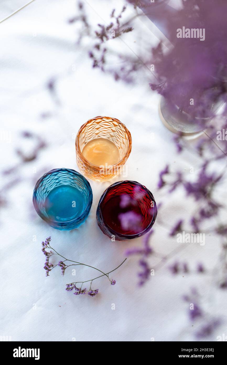 Mehrere farbige Gläser auf der Tischansicht. Stockfoto