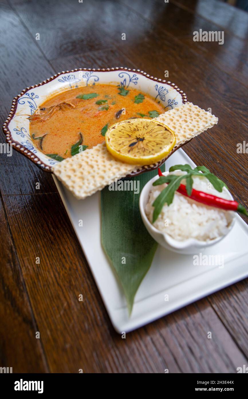 tom Yam Suppe mit Reis auf einem weißen Teller Stockfoto