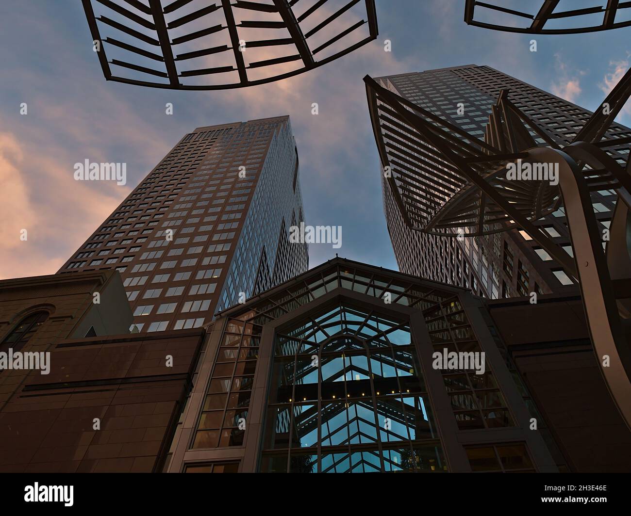 Blick auf die Sculputre the Galleria Trees auf der Stephen Avenue in der Innenstadt von Calgary mit den Wolkenkratzern Eighth Avenue Place und dem dramatischen Himmel. Stockfoto