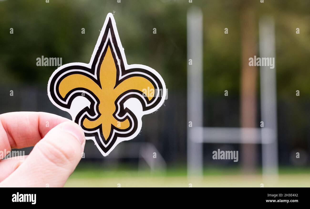 16. September 2021, New Orleans, Louisiana. Emblem eines professionellen amerikanischen Fußballteams New Orleans Saints mit Sitz in New Orleans in der Sportstad Stockfoto