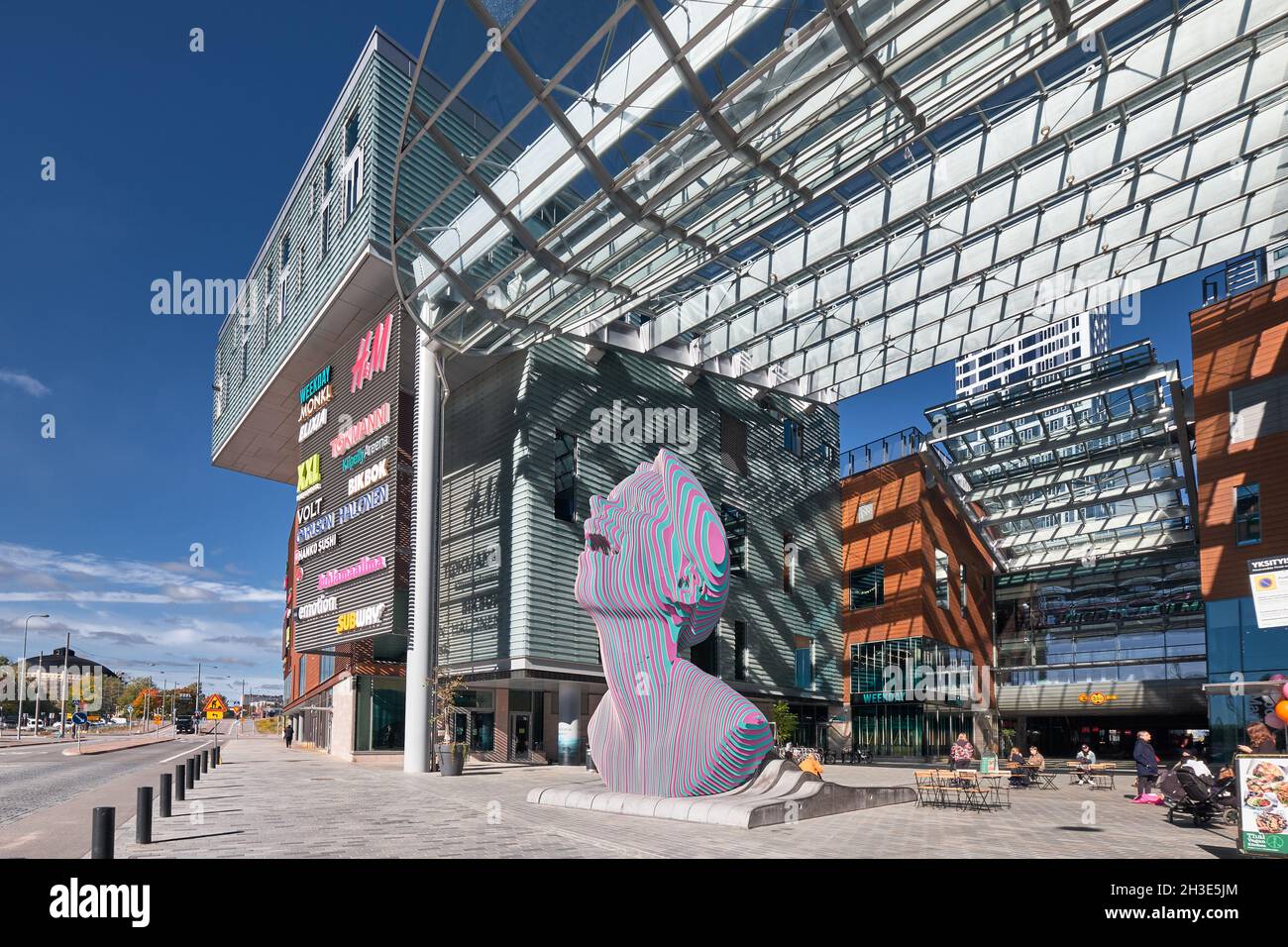 Helsinki, Finnland - 22. September 2021: Der Platz in der Nähe des REDI-Einkaufszentrums im Kalasatama-Viertel. Stockfoto