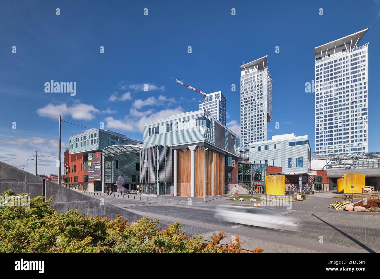 Helsinki, Finnland - 22. September 2021: Der Platz in der Nähe des REDI-Einkaufszentrums im Viertel Kalasatama. Die ersten Wolkenkratzer in Finnland Stockfoto