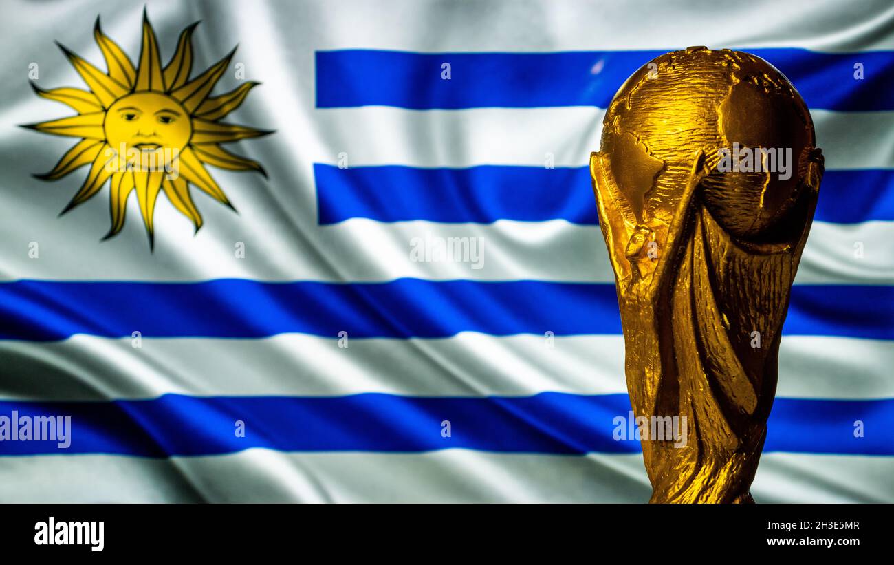 6. Oktober 2021, Montevideo, Uruguay. FIFA Fußball-Weltmeisterschaft auf dem Hintergrund der Flagge Uruguays. Stockfoto