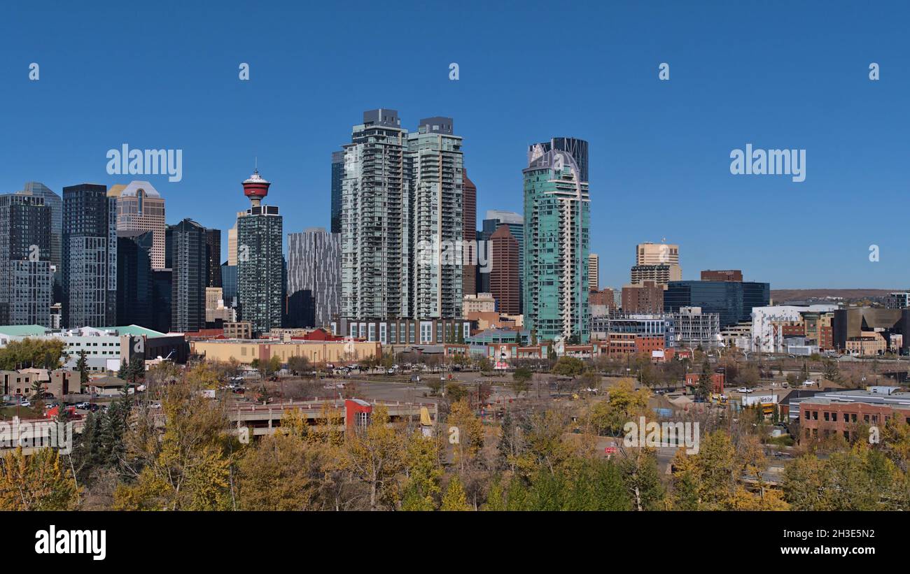 Stadtbild der Innenstadt von Calgary mit Wolkenkratzern in Wohn- und Bürogebäuden an sonnigen Tagen im Herbst mit bunten Bäumen vor dem Hotel und blauem Himmel. Stockfoto