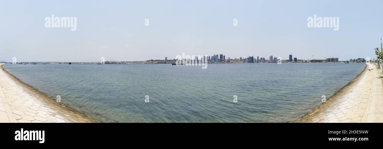 Atemberaubende Panorama-Luftaufnahme der Innenstadt von Luanda, Bucht, Cabo Island und Hafen von Luanda, marginale und zentrale Gebäude, in Angola... Stockfoto
