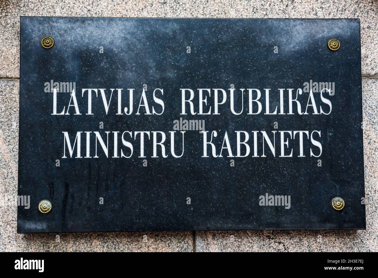 RIGA, LETTLAND. Februar 2018. Logo des Ministerkabinetts, Regierungsgebäude von Lettland. Stockfoto
